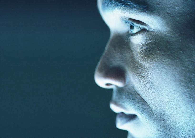 西方人,脸,头,眼睛,脸颊,眉毛,睫毛,一个人,笑,微笑,横图,室内,特写,白天,侧面,欧洲,欧洲人,瞳孔,仅一个男性,仅一个人,蓝色背景,注视,仅一个年轻男性,观察,看,眼部,摄影,影棚,观看,察看,关注,男人,男性,年轻男性,白种人,头部,睫,脸部,脸蛋,眉,面部,眼,眼睫毛,眼眉,半身,彩图,影棚拍摄,拍摄,眼眉毛