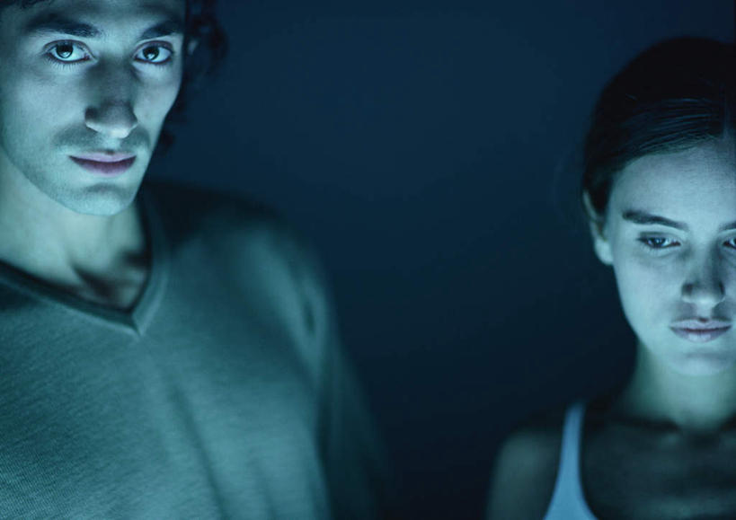 西方人,脸,头,脸颊,胡须,头发,两个人,家庭,夫妻,站,笑,微笑,横图,室内,特写,白天,正面,爱情,欧洲,欧洲人,蓝色背景,服装,浪漫,注视,休闲装,衣服,白色,黑色,观察,看,靠,靠着,倚靠,站着,休闲,温暖,温馨,一家人,休闲服,恩爱,恋人,摄影,服饰,影棚,观看,和睦,察看,倚着,关注,男人,男性,年轻男性,年轻女性,女人,女性,白种人,头部,胡子,小胡子,脸部,脸蛋,面部,情侣,站立,半身,彩图,影棚拍摄,拍摄,伴侣,融洽