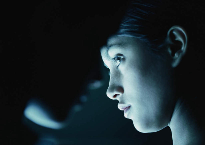 西方人,脸,头,脸颊,头发,两个人,伙伴,朋友,笑,微笑,横图,室内,特写,白天,侧面,友谊,欧洲,欧洲人,黑色背景,朦胧,模糊,背光,注视,黄色,观察,看,摄影,影棚,观看,察看,关注,逆光,友情,年轻女性,女人,女性,白种人,头部,长发,脸部,脸蛋,面部,半身,彩图,影棚拍摄,拍摄