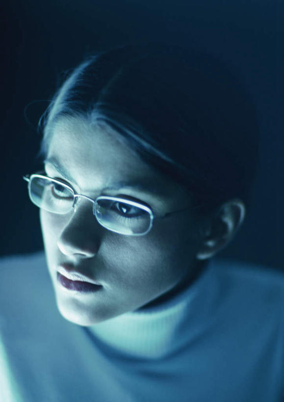 西方人,脸,头,脸颊,头发,一个人,笑,微笑,竖图,俯视,室内,特写,白天,欧洲,欧洲人,仅一个年轻女性,仅一个女性,仅一个人,蓝色背景,服装,朦胧,模糊,眼镜,注视,休闲装,衣服,黄色,白色,观察,看,转头,休闲,休闲服,摄影,服饰,影棚,观看,察看,关注,近视眼镜,年轻女性,女人,女性,白种人,头部,长发,脸部,脸蛋,面部,半身,彩图,高角度拍摄,影棚拍摄,拍摄