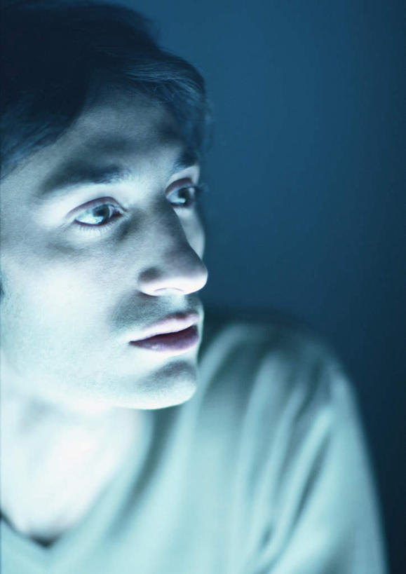 西方人,脸,头,脸颊,头发,一个人,笑,微笑,竖图,室内,特写,白天,正面,欧洲,欧洲人,仅一个男性,仅一个人,蓝色背景,服装,注视,休闲装,仅一个年轻男性,衣服,黄色,白色,观察,看,转头,休闲,休闲服,摄影,服饰,影棚,观看,察看,关注,男人,男性,年轻男性,白种人,头部,脸部,脸蛋,面部,半身,彩图,影棚拍摄,拍摄