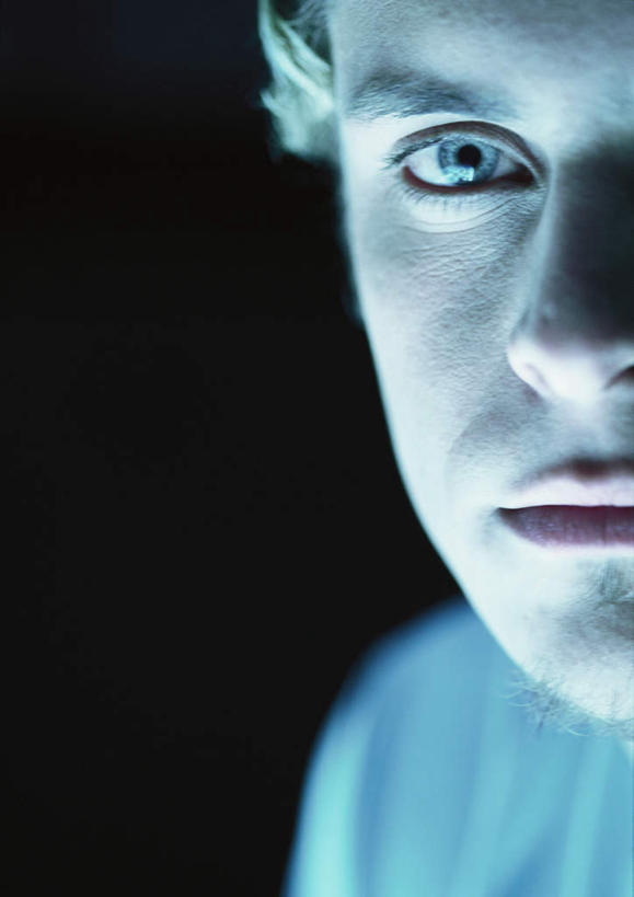 西方人,脸,头,脸颊,头发,一个人,笑,微笑,竖图,室内,特写,白天,正面,欧洲,欧洲人,仅一个男性,仅一个人,黑色背景,服装,注视,休闲装,仅一个年轻男性,衣服,黄色,白色,观察,看,休闲,休闲服,摄影,服饰,影棚,观看,察看,关注,男人,男性,年轻男性,白种人,头部,脸部,脸蛋,面部,半身,彩图,影棚拍摄,拍摄