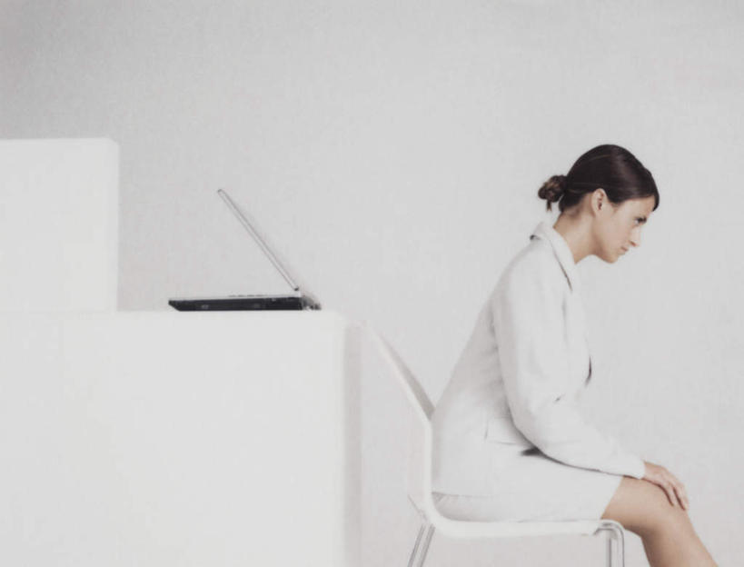 西方人,头发,一个人,商务人士,商务女性,坐,摸,横图,室内,白天,白色背景,侧面,电脑,笔记本电脑,桌子,椅子,欧洲,欧洲人,仅一个年轻女性,仅一个女性,仅一个人,一把,抚摸,套装,网络,办公桌,木椅,墙,注视,通讯设备,墙壁,墙面,黑色,低头,观察,看,靠,靠着,倚靠,摄影,影棚,观看,一台,察看,无线,倚着,关注,通信设备,商务装,无线网络,无线上网,便携式电脑,工薪阶层,手提电脑,年轻女性,女人,女性,白种人,白领,上班族,触摸,接触,坐着,半身,彩图,影棚拍摄,拍摄