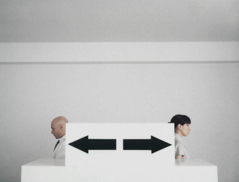 西方人,头发,秃头,两个人,伙伴,朋友,商务人士,商务男性,商务女性,坐,横图,室内,白天,侧面,衬衫,友谊,安全,桌子,欧洲,欧洲人,套装,办公桌,墙,依靠,注视,方向,箭头,墙壁,墙面,两个,黑色,观察,看,靠,靠着,倚靠,背靠背,背对背,观看,察看,倚着,指向,关注,商务装,工薪阶层,簇,信任,友情,男人,男性,年轻男性,年轻女性,女人,女性,白种人,光头,无发,白领,上班族,坐着,半身,彩图,衬衣