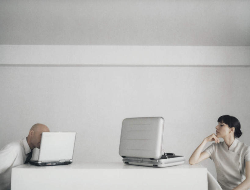 西方人,头发,秃头,两个人,伙伴,朋友,商务人士,商务男性,商务女性,坐,摸,横图,室内,白天,正面,衬衫,友谊,安全,电脑,笔记本电脑,桌子,手提箱,椅子,欧洲,欧洲人,撑,抚摸,敲打,套装,网络,办公桌,木椅,墙,注视,输入,通讯设备,墙壁,墙面,两个,一个,黑色,箱子,打字,观察,看,靠,靠着,倚靠,单个,观看,保护,点击,敲击,察看,无线,撑着,倚着,关注,保险,通信设备,商务装,无线网络,私密,无线上网,便携式电脑,工薪阶层,密码箱,友情,按键,手提电脑,男人,男性,年轻男性,年轻女性,女人,女性,白种人,光头,无发,白领,上班族,触摸,接触,坐着,半身,彩图,衬衣