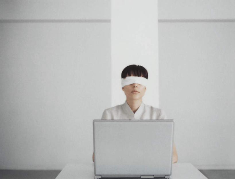 西方人,一个人,商务人士,商务女性,坐,横图,室内,白天,白色背景,正面,电脑,笔记本电脑,欧洲,欧洲人,仅一个年轻女性,仅一个女性,仅一个人,敲打,套装,网络,布,墙,输入,通讯设备,墙壁,墙面,白色,打字,遮,遮掩,摄影,影棚,点击,一台,敲击,无线,掩盖,遮挡,通信设备,商务装,无线网络,无线上网,便携式电脑,工薪阶层,遮盖,掩饰,按键,手提电脑,年轻女性,女人,女性,白种人,白领,上班族,坐着,半身,彩图,影棚拍摄,拍摄