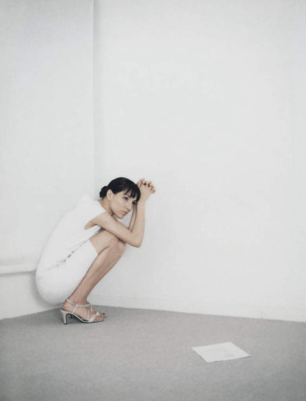 西方人,头发,一个人,商务人士,商务女性,蹲,举,摸,竖图,室内,白天,白色背景,侧面,欧洲,欧洲人,仅一个年轻女性,仅一个女性,仅一个人,一张,抚摸,套装,纸,墙,注视,墙壁,墙面,黑色,观察,看,托,转头,摄影,影棚,观看,踮脚,察看,关注,商务装,工薪阶层,年轻女性,女人,女性,白种人,白领,上班族,触摸,蹲着,接触,举起,举手,举着,向上举,向上伸,向上托,彩图,全身,影棚拍摄,拍摄