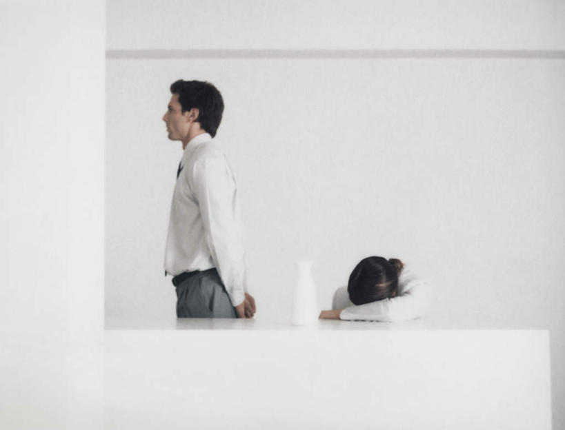 西方人,头发,两个人,伙伴,朋友,商务人士,商务男性,商务女性,站,坐,笑,睡,微笑,横图,室内,白天,白色背景,正面,衬衫,友谊,电脑,笔记本电脑,桌子,欧洲,欧洲人,撑,套装,网络,办公桌,墙,注视,通讯设备,墙壁,墙面,黑色,低头,观察,看,趴着,站着,摄影,影棚,观看,一台,察看,无线,撑着,关注,通信设备,商务装,无线网络,无线上网,便携式电脑,工薪阶层,友情,手提电脑,男人,男性,年轻男性,年轻女性,女人,女性,白种人,白领,上班族,困,困觉,趴,寝息,睡觉,站立,坐着,半身,彩图,影棚拍摄,衬衣,拍摄