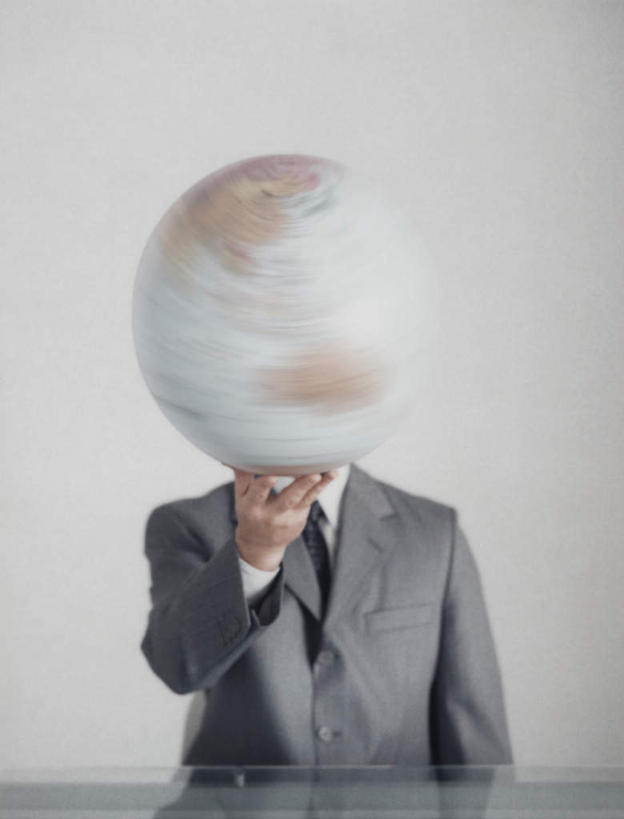 西方人,一个人,商务人士,商务男性,站,举,竖图,室内,白天,白色背景,正面,衬衫,仪器,海洋,桌子,地图,欧洲,欧洲人,仅一个男性,仅一个人,握,套装,网格,地球仪,线条,世界地图,办公桌,墙,地球,陆地,拿,全球,拿着,旋转,墙壁,墙面,球,仅一个年轻男性,一个,经纬线,模型,托,站着,球体,握着,摄影,地理,国家,影棚,单个,大陆,世界,商务装,纬线,版图,经线,工薪阶层,经纬仪,地理学,男人,男性,年轻男性,白种人,白领,上班族,举起,举手,举着,向上举,向上伸,向上托,站立,半身,彩图,影棚拍摄,衬衣,拍摄,大洋,大洲