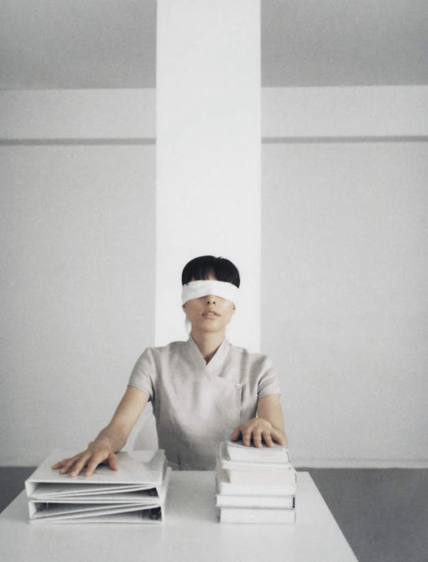 西方人,一个人,商务人士,商务女性,坐,笑,摸,微笑,竖图,室内,白天,白色背景,正面,桌子,书籍,欧洲,欧洲人,仅一个年轻女性,仅一个女性,仅一个人,一块,一排,许多,抚摸,握,堆叠,套装,整齐,布,办公桌,墙,拿,拿着,墙壁,墙面,排列,白色,靠,靠着,倚靠,握着,遮,遮掩,摄影,影棚,堆,掩盖,倚着,遮挡,队列,商务装,工薪阶层,遮盖,掩饰,年轻女性,女人,女性,白种人,白领,上班族,书,图书,触摸,接触,坐着,半身,彩图,影棚拍摄,拍摄