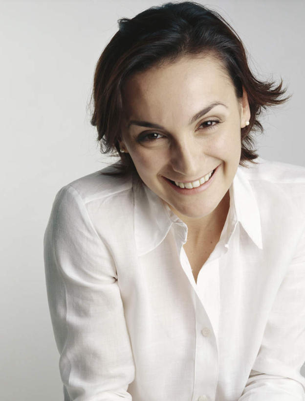 西方人,脸,头,脸颊,头发,一个人,商务人士,商务女性,坐,笑,微笑,露齿笑,竖图,室内,特写,白天,白色背景,正面,欧洲,欧洲人,仅一个年轻女性,仅一个女性,仅一个人,套装,墙,注视,墙壁,墙面,黑色,观察,看,摄影,影棚,观看,察看,关注,商务装,工薪阶层,年轻女性,女人,女性,白种人,头部,脸部,脸蛋,面部,白领,上班族,坐着,半身,彩图,影棚拍摄,开心,拍摄