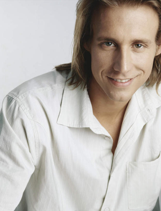 西方人,脸,头,脸颊,头发,一个人,笑,摸,微笑,露齿笑,竖图,室内,特写,白天,白色背景,正面,欧洲,欧洲人,仅一个男性,仅一个人,抚摸,服装,注视,休闲装,仅一个年轻男性,衣服,黄色,白色,观察,看,休闲,休闲服,摄影,服饰,影棚,观看,察看,关注,男人,男性,年轻男性,白种人,头部,脸部,脸蛋,面部,触摸,接触,半身,彩图,影棚拍摄,拍摄