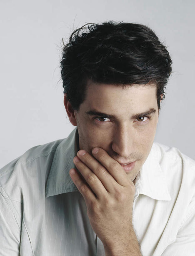 西方人,脸,头,脸颊,头发,一个人,笑,摸,微笑,露齿笑,竖图,室内,特写,白天,白色背景,正面,欧洲,欧洲人,仅一个男性,仅一个人,撑,抚摸,服装,注视,休闲装,仅一个年轻男性,衣服,白色,黑色,观察,看,休闲,休闲服,摄影,服饰,影棚,观看,察看,撑着,关注,男人,男性,年轻男性,白种人,头部,脸部,脸蛋,面部,触摸,接触,半身,彩图,影棚拍摄,拍摄