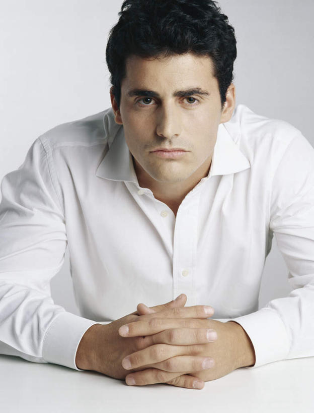 西方人,脸,头,脸颊,头发,一个人,坐,摸,交叉,竖图,室内,特写,白天,白色背景,正面,桌子,欧洲,欧洲人,仅一个男性,仅一个人,撑,抚摸,服装,办公桌,注视,休闲装,仅一个年轻男性,衣服,白色,黑色,观察,看,休闲,休闲服,摄影,服饰,影棚,观看,察看,撑着,关注,相交,交集,男人,男性,年轻男性,白种人,头部,脸部,脸蛋,面部,触摸,接触,坐着,半身,彩图,影棚拍摄,拍摄