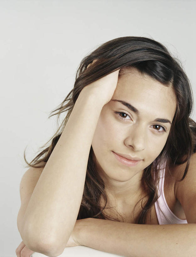 西方人,脸,头,脸颊,头发,一个人,举,笑,摸,微笑,露齿笑,竖图,室内,特写,白天,白色背景,正面,裙子,桌子,欧洲,欧洲人,仅一个年轻女性,仅一个女性,仅一个人,撑,抚摸,连衣裙,办公桌,注视,粉色,黄色,观察,看,托,摄影,影棚,观看,察看,撑着,关注,年轻女性,女人,女性,白种人,头部,长发,卷发,脸部,脸蛋,面部,触摸,接触,举起,举手,举着,向上举,向上伸,向上托,半身,彩图,影棚拍摄,拍摄