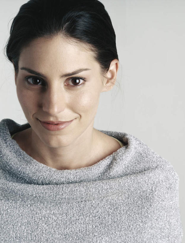 西方人,脸,头,脸颊,头发,一个人,笑,微笑,竖图,室内,特写,白天,白色背景,正面,毛衣,欧洲,欧洲人,仅一个年轻女性,仅一个女性,仅一个人,注视,黑色,灰色,观察,看,摄影,影棚,观看,察看,关注,年轻女性,女人,女性,白种人,头部,脸部,脸蛋,面部,半身,彩图,影棚拍摄,绒衣,套衫,套头毛衣,线衣,拍摄