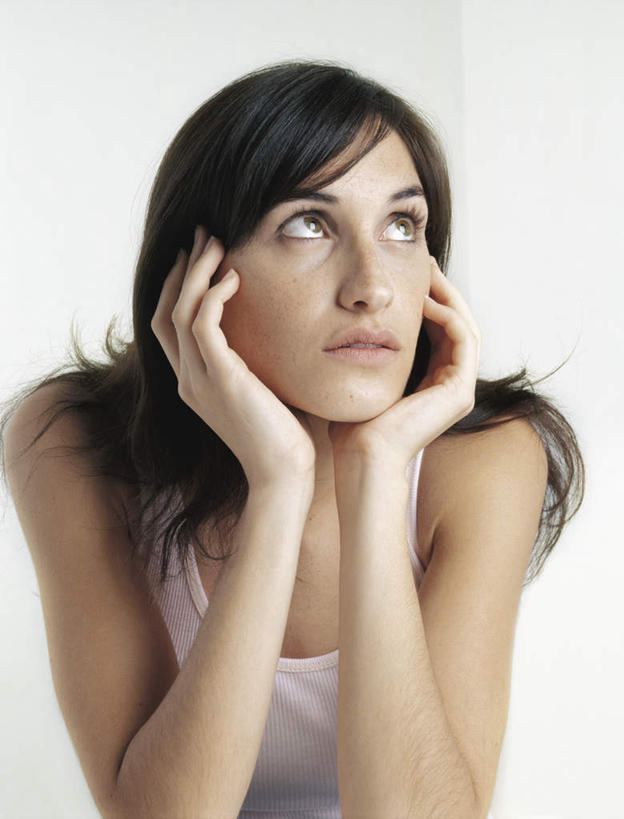 西方人,脸,头,脸颊,头发,一个人,举,笑,摸,微笑,竖图,室内,特写,白天,白色背景,正面,裙子,欧洲,欧洲人,仅一个年轻女性,仅一个女性,仅一个人,撑,抚摸,连衣裙,托腮,注视,粉色,黄色,观察,看,托,摄影,影棚,观看,察看,撑着,关注,托下巴,年轻女性,女人,女性,白种人,头部,长发,脸部,脸蛋,面部,触摸,接触,举起,举手,举着,抬头,向上举,向上伸,向上托,仰头,半身,彩图,影棚拍摄,拍摄