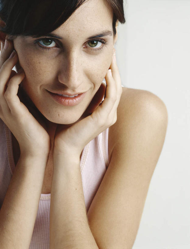 西方人,脸,头,脸颊,头发,一个人,举,笑,摸,微笑,露齿笑,竖图,室内,特写,白天,白色背景,正面,裙子,欧洲,欧洲人,仅一个年轻女性,仅一个女性,仅一个人,撑,抚摸,连衣裙,托腮,注视,粉色,黄色,观察,看,托,摄影,影棚,观看,察看,关注,托下巴,年轻女性,女人,女性,白种人,头部,长发,脸部,脸蛋,面部,触摸,接触,举起,举手,举着,向上举,向上伸,向上托,半身,彩图,影棚拍摄,拍摄