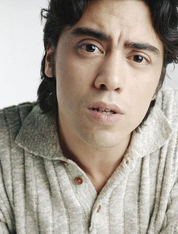 西方人,脸,头,脸颊,头发,一个人,笑,微笑,露齿笑,竖图,室内,特写,白天,白色背景,正面,欧洲,欧洲人,仅一个男性,仅一个人,服装,惊讶,注视,休闲装,仅一个年轻男性,衣服,黑色,灰色,观察,看,休闲,皱眉,休闲服,摄影,服饰,影棚,观看,察看,关注,男人,男性,年轻男性,白种人,头部,脸部,脸蛋,面部,半身,彩图,影棚拍摄,拍摄