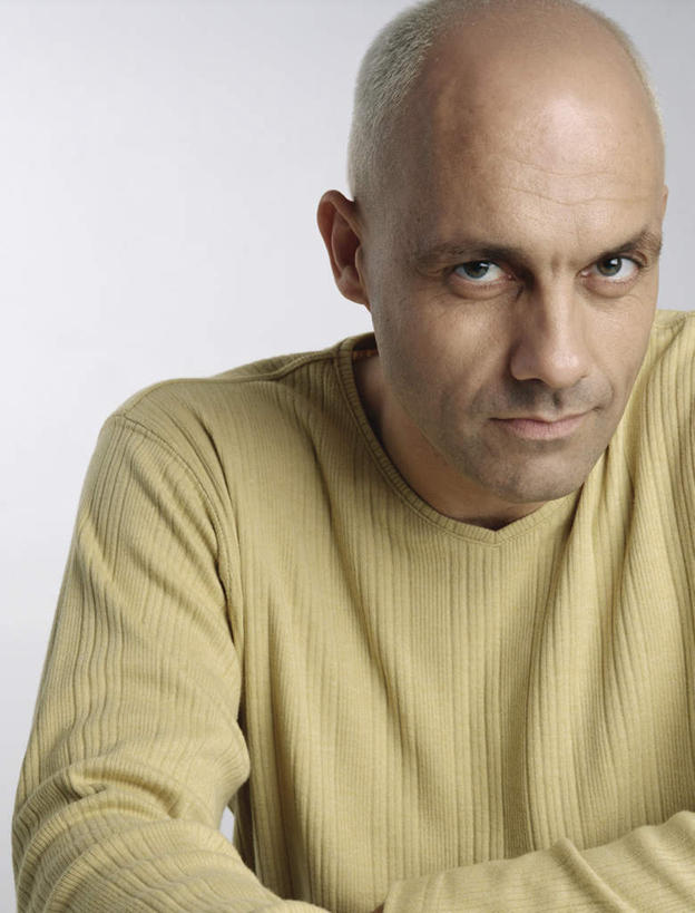 西方人,脸,头,脸颊,胡须,秃头,一个人,笑,微笑,竖图,室外,特写,白天,白色背景,正面,欧洲,欧洲人,仅一个男性,仅一个人,撑,服装,注视,休闲装,仅一个年轻男性,衣服,黄色,观察,看,休闲,休闲服,摄影,服饰,影棚,观看,察看,撑着,关注,男人,男性,年轻男性,白种人,头部,光头,胡子,无发,小胡子,脸部,脸蛋,面部,半身,彩图,影棚拍摄,拍摄