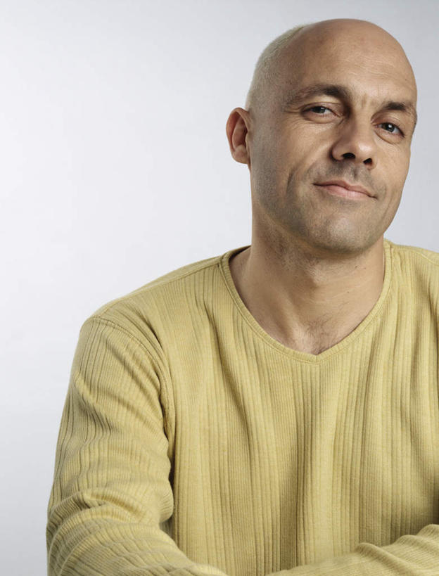 西方人,脸,头,脸颊,胡须,秃头,一个人,笑,微笑,露齿笑,竖图,室外,特写,白天,白色背景,正面,欧洲,欧洲人,仅一个男性,仅一个人,撑,服装,注视,休闲装,仅一个年轻男性,衣服,黄色,观察,看,休闲,休闲服,摄影,服饰,影棚,观看,察看,撑着,关注,男人,男性,年轻男性,白种人,头部,光头,胡子,无发,小胡子,脸部,脸蛋,面部,抬头,仰头,半身,彩图,影棚拍摄,拍摄