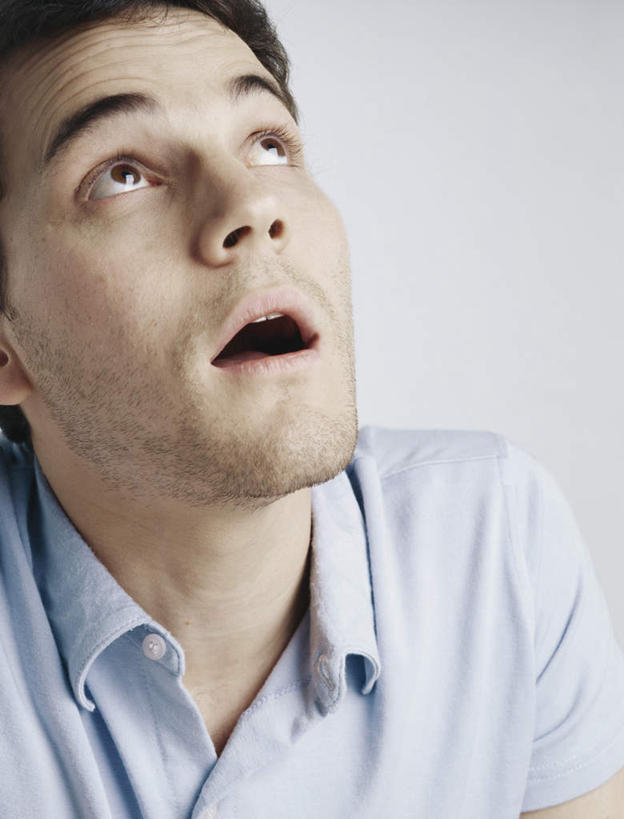 西方人,脸,头,脸颊,头发,一个人,竖图,室内,特写,白天,白色背景,正面,欧洲,欧洲人,仅一个男性,仅一个人,服装,惊讶,注视,休闲装,仅一个年轻男性,衣服,蓝色,黑色,观察,看,张嘴,休闲,休闲服,摄影,服饰,影棚,观看,察看,关注,张大嘴巴,男人,男性,年轻男性,白种人,头部,脸部,脸蛋,面部,张开嘴,抬头,仰头,半身,彩图,影棚拍摄,拍摄