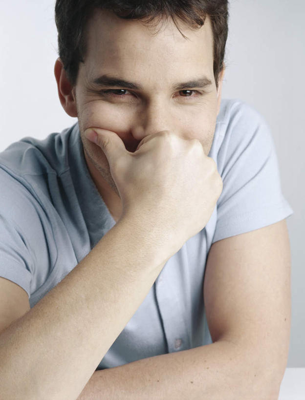 西方人,脸,头,脸颊,头发,一个人,举,笑,摸,微笑,露齿笑,竖图,室内,特写,白天,白色背景,正面,欧洲,欧洲人,仅一个男性,仅一个人,撑,抚摸,服装,托腮,注视,休闲装,仅一个年轻男性,衣服,蓝色,黑色,观察,看,托,休闲,休闲服,遮,遮掩,摄影,服饰,影棚,观看,察看,掩盖,撑着,遮挡,关注,托下巴,遮盖,掩饰,男人,男性,年轻男性,白种人,头部,脸部,脸蛋,面部,触摸,接触,举起,举手,举着,向上举,向上伸,向上托,半身,彩图,影棚拍摄,拍摄