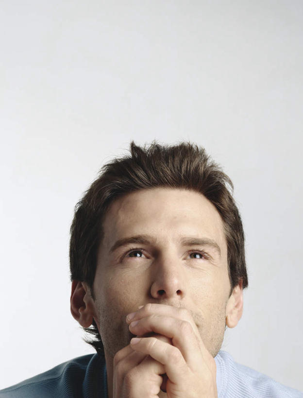 西方人,脸,头,脸颊,头发,一个人,举,摸,竖图,室内,特写,白天,白色背景,正面,欧洲,欧洲人,仅一个男性,仅一个人,撑,抚摸,服装,托腮,注视,休闲装,仅一个年轻男性,衣服,蓝色,黑色,观察,看,托,休闲,休闲服,摄影,服饰,影棚,观看,察看,关注,托下巴,男人,男性,年轻男性,白种人,头部,脸部,脸蛋,面部,触摸,接触,举起,举手,举着,抬头,向上举,向上伸,向上托,仰头,半身,彩图,影棚拍摄,拍摄