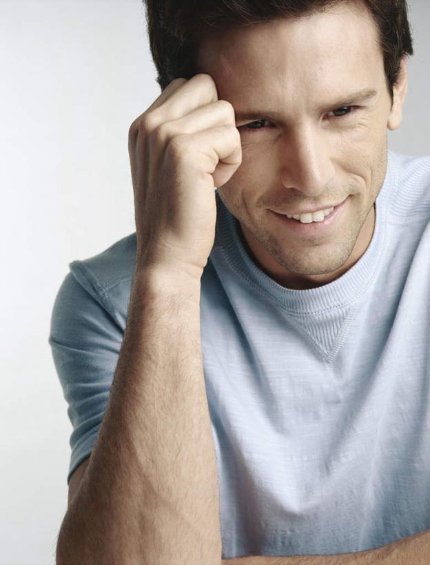 西方人,脸,头,脸颊,头发,一个人,举,笑,摸,微笑,露齿笑,竖图,室内,特写,白天,白色背景,正面,欧洲,欧洲人,仅一个男性,仅一个人,撑,抚摸,服装,注视,休闲装,仅一个年轻男性,衣服,蓝色,黑色,观察,看,托,休闲,休闲服,摄影,服饰,影棚,观看,察看,撑着,关注,男人,男性,年轻男性,白种人,头部,脸部,脸蛋,面部,触摸,接触,举起,举手,举着,向上举,向上伸,向上托,半身,彩图,影棚拍摄,拍摄