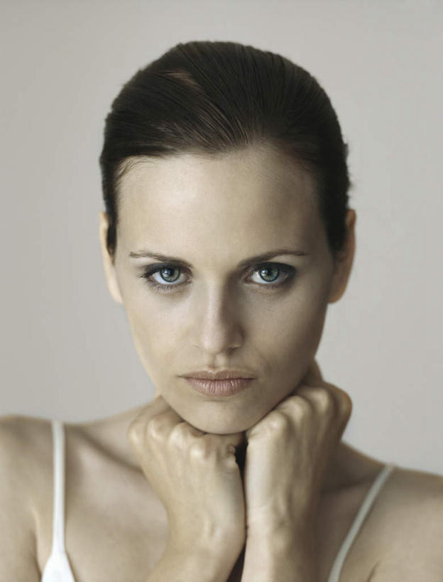 西方人,脸,头,脸颊,头发,一个人,摸,竖图,室内,特写,白天,白色背景,正面,吊带,欧洲,欧洲人,仅一个年轻女性,仅一个女性,仅一个人,撑,抚摸,托腮,注视,吊带衫,白色,黑色,观察,看,托,摄影,影棚,观看,察看,撑着,关注,托下巴,年轻女性,女人,女性,白种人,头部,长发,脸部,脸蛋,面部,触摸,接触,半身,彩图,影棚拍摄,拍摄