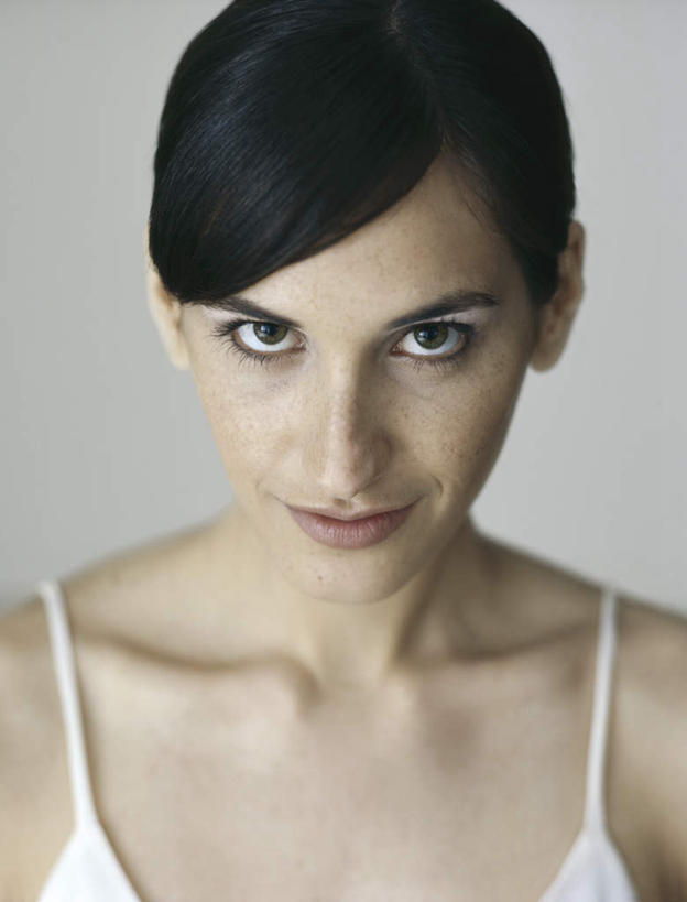 西方人,脸,头,脸颊,头发,一个人,笑,微笑,竖图,室内,白天,白色背景,正面,吊带,欧洲,欧洲人,仅一个年轻女性,仅一个女性,仅一个人,注视,吊带衫,白色,黑色,观察,看,摄影,影棚,观看,察看,关注,年轻女性,女人,女性,白种人,头部,长发,脸部,脸蛋,面部,半身,彩图,影棚拍摄,拍摄