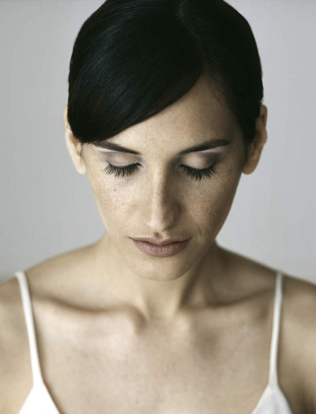 西方人,脸,头,脸颊,头发,一个人,闭眼,笑,微笑,竖图,室内,特写,白天,白色背景,正面,吊带,欧洲,欧洲人,仅一个年轻女性,仅一个女性,仅一个人,吊带衫,白色,黑色,低头,摄影,影棚,年轻女性,女人,女性,白种人,头部,长发,脸部,脸蛋,面部,闭眼睛,闭着眼,闭着眼睛,半身,彩图,影棚拍摄,拍摄