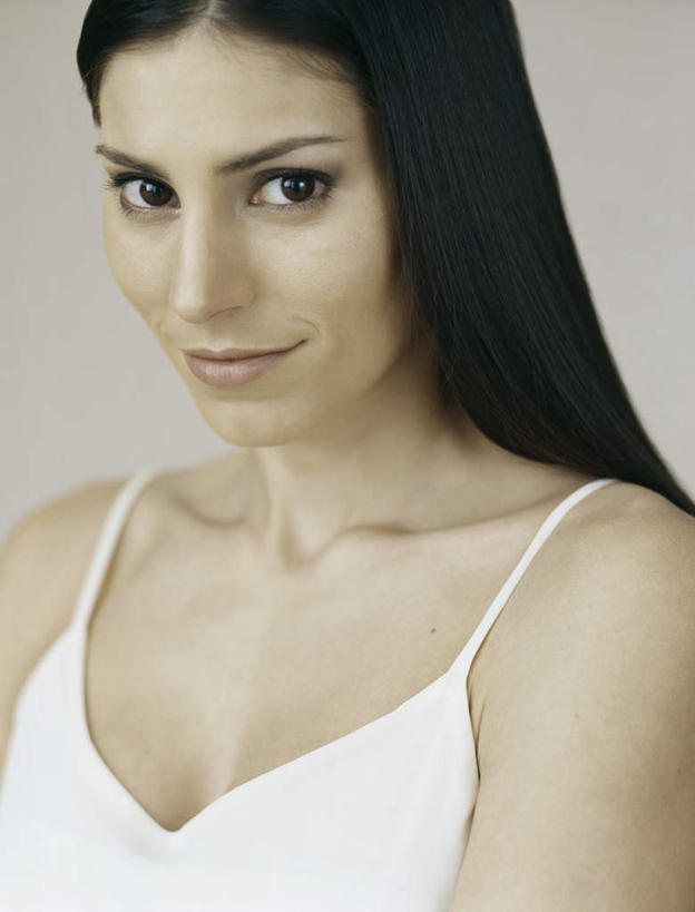 西方人,脸,头,脸颊,头发,一个人,笑,微笑,竖图,室内,特写,白天,白色背景,正面,吊带,欧洲,欧洲人,仅一个年轻女性,仅一个女性,仅一个人,注视,吊带衫,白色,黑色,观察,看,摄影,影棚,观看,察看,关注,年轻女性,女人,女性,白种人,头部,长发,脸部,脸蛋,面部,半身,彩图,影棚拍摄,拍摄