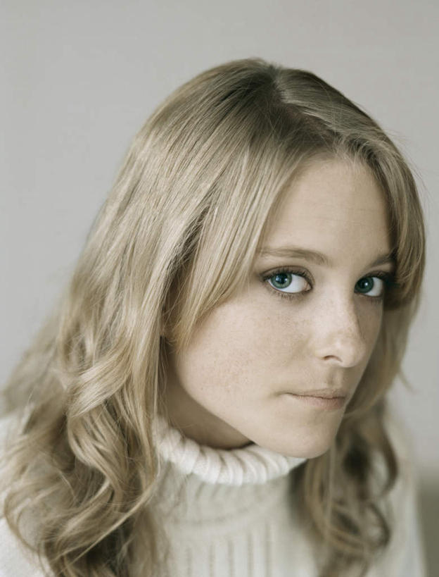 西方人,脸,头,脸颊,头发,一个人,笑,微笑,露齿笑,竖图,室内,特写,白天,白色背景,正面,毛衣,欧洲,欧洲人,仅一个年轻女性,仅一个女性,仅一个人,注视,黄色,白色,观察,看,转头,摄影,影棚,观看,察看,关注,年轻女性,女人,女性,白种人,头部,长发,脸部,脸蛋,面部,半身,彩图,影棚拍摄,绒衣,套衫,套头毛衣,线衣,拍摄