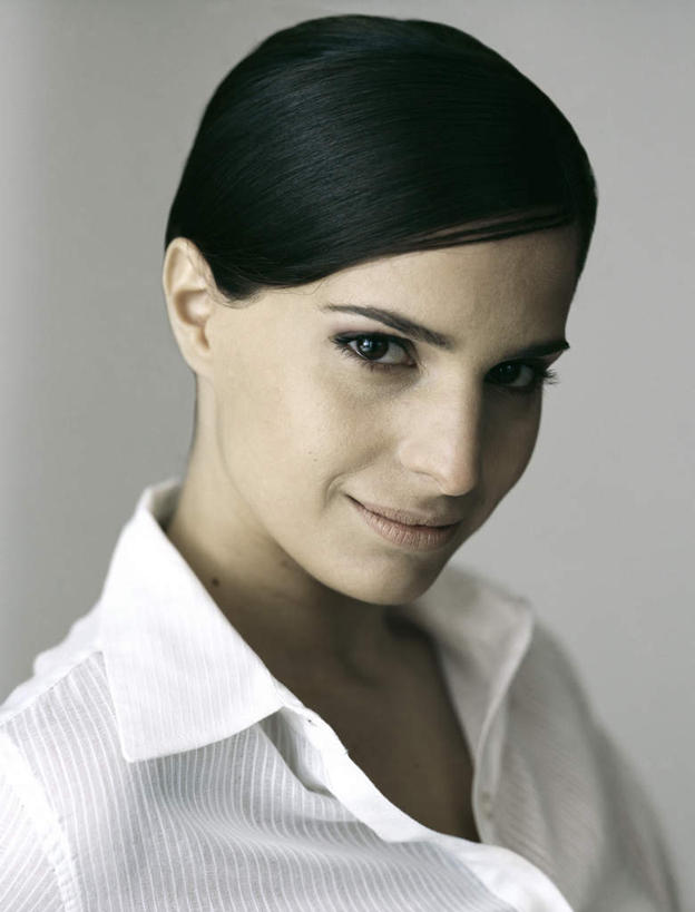 西方人,脸,头,脸颊,头发,一个人,笑,微笑,竖图,室内,特写,白天,白色背景,正面,衬衫,欧洲,欧洲人,仅一个年轻女性,仅一个女性,仅一个人,注视,白色,黑色,观察,看,转头,摄影,影棚,观看,察看,关注,年轻女性,女人,女性,白种人,头部,长发,脸部,脸蛋,面部,半身,彩图,影棚拍摄,衬衣,拍摄