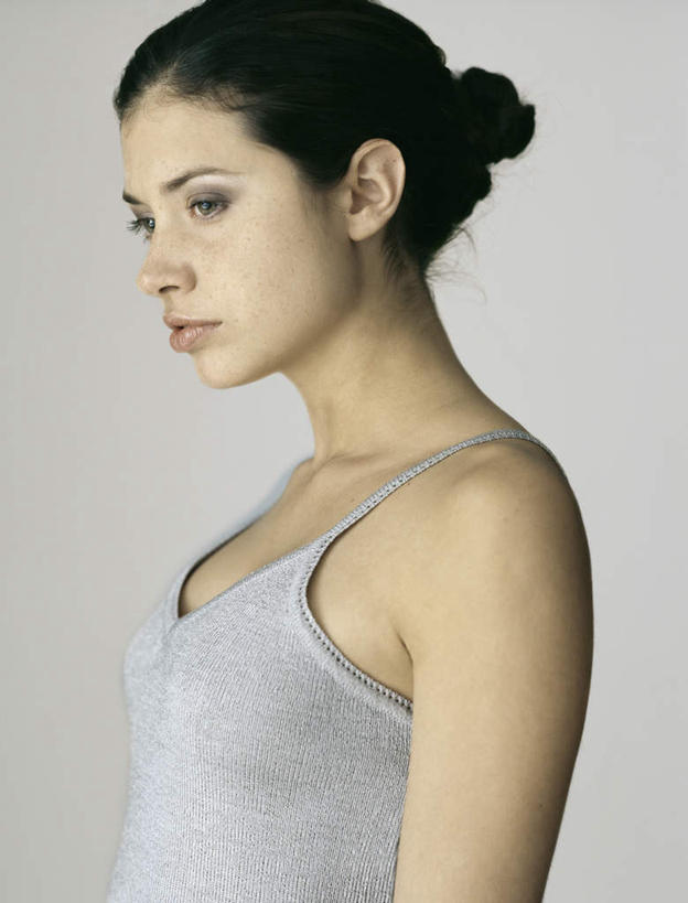 西方人,脸,头,脸颊,头发,一个人,竖图,室内,特写,白天,白色背景,侧面,裙子,欧洲,欧洲人,仅一个年轻女性,仅一个女性,仅一个人,连衣裙,注视,蓝色,黑色,观察,看,摄影,影棚,观看,察看,关注,年轻女性,女人,女性,白种人,头部,脸部,脸蛋,面部,半身,彩图,影棚拍摄,拍摄