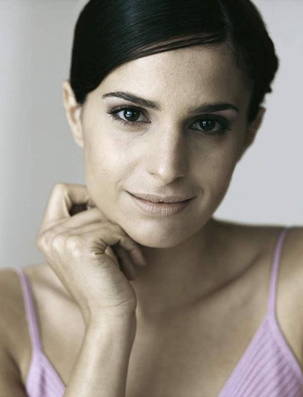 西方人,脸,头,脸颊,头发,一个人,举,笑,摸,微笑,露齿笑,竖图,室内,特写,白天,白色背景,正面,裙子,欧洲,欧洲人,仅一个年轻女性,仅一个女性,仅一个人,撑,抚摸,连衣裙,托腮,注视,粉色,黑色,观察,看,托,摄影,影棚,观看,察看,关注,托下巴,年轻女性,女人,女性,白种人,头部,脸部,脸蛋,面部,触摸,接触,举起,举手,举着,向上举,向上伸,向上托,半身,彩图,影棚拍摄,拍摄