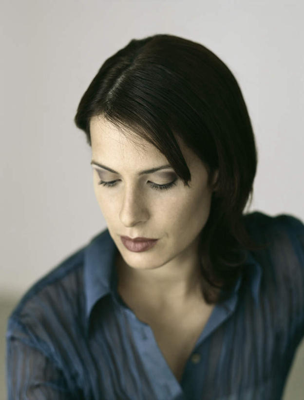 西方人,脸,头,脸颊,头发,一个人,闭眼,笑,微笑,竖图,室内,特写,白天,白色背景,正面,欧洲,欧洲人,仅一个年轻女性,仅一个女性,仅一个人,服装,休闲装,衣服,蓝色,黑色,休闲,休闲服,摄影,服饰,影棚,年轻女性,女人,女性,白种人,头部,长发,脸部,脸蛋,面部,闭眼睛,闭着眼,闭着眼睛,半身,彩图,影棚拍摄,拍摄