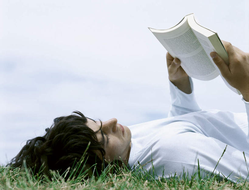 西方人,头发,一个人,躺,横图,室外,特写,白天,侧面,旅游,度假,阅读,草地,草坪,植物,报纸,书籍,欧洲,欧洲人,仅一个男性,仅一个人,一本,握,学习,阴影,服装,光线,影子,云,云朵,拿,云彩,拿着,休闲装,娱乐,草,仅一个年轻男性,衣服,蓝色,绿色,白色,黑色,白云,蓝天,天空,阳光,天,看,享受,休闲,休闲服,放松,浏览,握着,服饰,卧着,男人,男性,年轻男性,白种人,书,图书,躺着,卧,半身,彩图