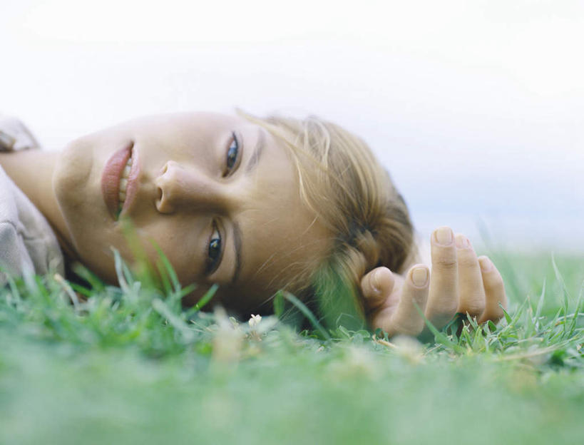 西方人,脸,头,脸颊,头发,一个人,躺,笑,摸,微笑,露齿笑,横图,室外,特写,白天,侧面,旅游,度假,草地,草坪,植物,欧洲,欧洲人,仅一个年轻女性,仅一个女性,仅一个人,抚摸,阴影,服装,朦胧,模糊,光线,影子,云,云朵,云彩,注视,休闲装,娱乐,草,衣服,黄色,蓝色,绿色,白色,白云,蓝天,天空,阳光,天,观察,看,靠,靠着,倚靠,转头,享受,休闲,休闲服,放松,服饰,观看,察看,倚着,关注,卧着,年轻女性,女人,女性,白种人,头部,脸部,脸蛋,面部,触摸,接触,躺着,卧,半身,彩图