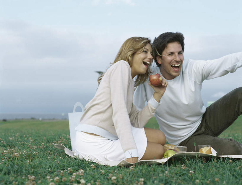 西方人,头发,两个人,家庭,夫妻,坐,举,横图,室外,白天,正面,爱情,旅游,度假,草地,草坪,植物,苹果,水果,欧洲,欧洲人,握,指,阴影,新鲜,光线,影子,云,云朵,生食,食品,果实,浪漫,拿,云彩,拿着,注视,方向,娱乐,草,食物,两个,黄色,蓝色,绿色,黑色,白云,蓝天,天空,阳光,天,观察,看,手势,托,张嘴,享受,休闲,温暖,温馨,一家人,恩爱,放松,握着,恋人,有机食品,绿色食品,观看,和睦,察看,指向,关注,张大嘴巴,男人,男性,年轻男性,年轻女性,女人,女性,白种人,情侣,张开嘴,举起,举手,举着,向上举,向上伸,向上托,坐着,半身,彩图,伴侣,融洽