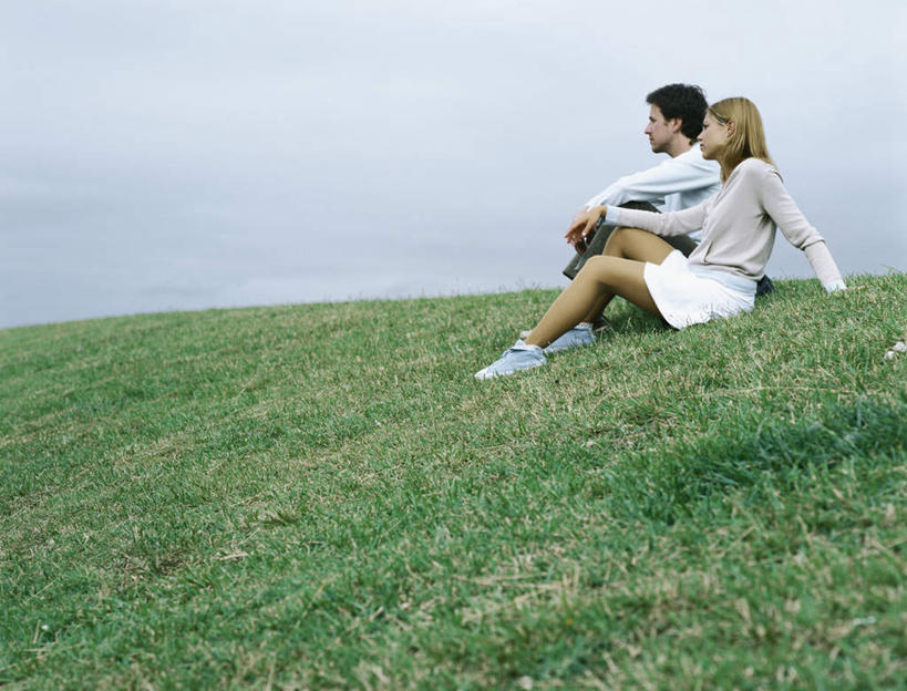 西方人,头发,两个人,家庭,夫妻,坐,握手,笑,摸,微笑,横图,室外,白天,侧面,爱情,旅游,度假,草地,草坪,植物,欧洲,欧洲人,抚摸,阴影,服装,光线,影子,云,云朵,浪漫,云彩,注视,休闲装,娱乐,草,衣服,粉色,黄色,蓝色,绿色,黑色,白云,蓝天,天空,阳光,天,观察,看,享受,休闲,温暖,温馨,一家人,休闲服,恩爱,放松,恋人,服饰,观看,和睦,察看,关注,男人,男性,年轻男性,年轻女性,女人,女性,白种人,情侣,触摸,接触,拉手,手拉手,手握手,坐着,彩图,全身,伴侣,融洽