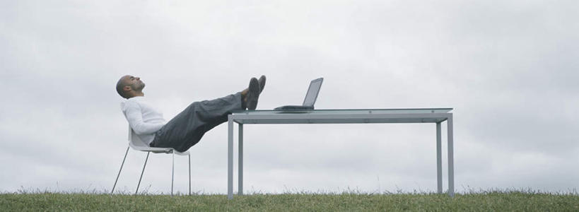 西方人,秃头,一个人,商务人士,商务男性,躺,笑,交叉,微笑,横图,室外,白天,侧面,衬衫,旅游,度假,电脑,笔记本电脑,草地,草坪,植物,桌子,椅子,欧洲,欧洲人,仅一个男性,仅一个人,阴影,套装,光线,网络,影子,办公桌,木椅,云,云朵,云彩,娱乐,通讯设备,草,仅一个年轻男性,一个,绿色,白云,天空,阳光,天,靠,靠着,倚靠,享受,休闲,放松,单个,无线,倚着,通信设备,商务装,无线网络,无线上网,便携式电脑,工薪阶层,相交,交集,卧着,手提电脑,男人,男性,年轻男性,白种人,光头,无发,白领,上班族,躺着,卧,彩图,全身,衬衣