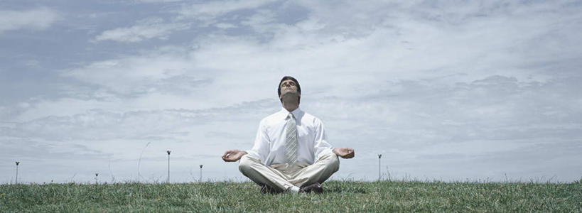 西方人,头发,一个人,商务人士,商务男性,坐,闭眼,摸,盘腿,横图,室外,白天,正面,衬衫,旅游,度假,草地,草坪,植物,路灯,照明,欧洲,欧洲人,仅一个男性,仅一个人,抚摸,阴影,套装,光线,影子,云,云朵,灯光,云彩,娱乐,灯,草,仅一个年轻男性,黄色,蓝色,绿色,白云,蓝天,天空,阳光,天,手放前,享受,休闲,放松,照亮,照明设备,商务装,工薪阶层,男人,男性,年轻男性,白种人,白领,上班族,闭眼睛,闭着眼,闭着眼睛,触摸,接触,盘腿而坐,盘膝,盘着腿的,盘着腿坐,双腿交叉,抬头,仰头,坐着,彩图,全身,衬衣