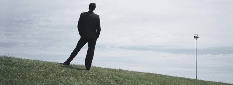 西方人,头发,一个人,商务人士,商务男性,站,横图,室外,白天,衬衫,旅游,度假,路灯,照明,欧洲,欧洲人,仅一个男性,仅一个人,阴影,套装,光线,影子,云,云朵,灯光,云彩,娱乐,灯,仅一个年轻男性,一个,背面,黄色,蓝色,白云,蓝天,天空,阳光,天,站着,享受,休闲,放松,单个,照亮,照明设备,商务装,工薪阶层,双手抄兜,双手放兜,男人,男性,年轻男性,白种人,白领,上班族,插兜,两手抄兜,两手放兜,手插兜,手放口袋,抬头,仰头,站立,彩图,全身,衬衣,手抄兜