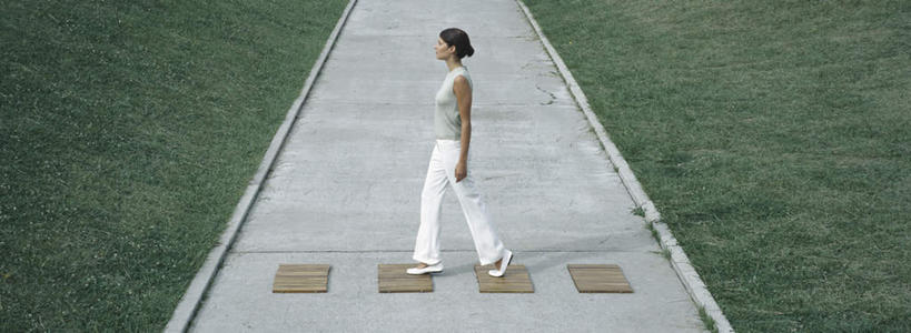 西方人,头发,一个人,商务人士,商务男性,商务女性,站,走,笑,微笑,露齿笑,横图,室外,白天,侧面,衬衫,草地,草坪,植物,道路,路,欧洲,欧洲人,仅一个年轻女性,仅一个女性,仅一个人,一排,套装,服装,整齐,木板,小路,交通,注视,休闲装,草,排列,衣服,黄色,绿色,观察,看,站着,休闲,休闲服,四块,服饰,观看,察看,队列,关注,商务装,工薪阶层,年轻女性,女人,女性,白种人,白领,上班族,步行,散步,站立,走路,彩图,全身,衬衣