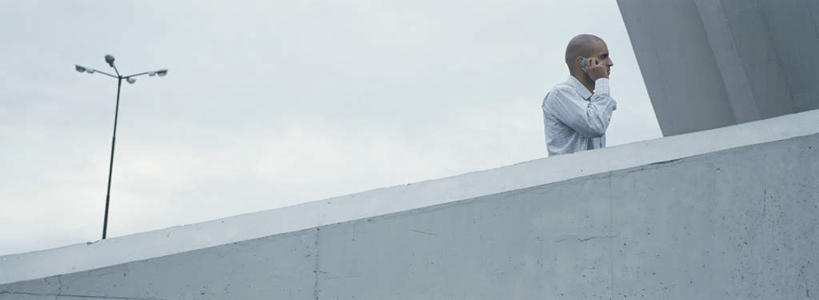 西方人,一个人,商务人士,商务男性,站,走,举,打电话,横图,室外,白天,侧面,衬衫,旅游,度假,路灯,电话,手机,照明,欧洲,欧洲人,仅一个男性,仅一个人,握,阴影,套装,光线,影子,墙,云,云朵,灯光,拿,听,云彩,拿着,娱乐,通讯设备,墙壁,墙面,灯,仅一个年轻男性,蓝色,白云,蓝天,天空,阳光,天,托,站着,享受,休闲,放松,握着,照亮,照明设备,商务装,工薪阶层,一部,交流,男人,男性,年轻男性,白种人,白领,上班族,步行,沟通,举起,举手,举着,通话,向上举,向上伸,向上托,站立,走路,半身,彩图,衬衣