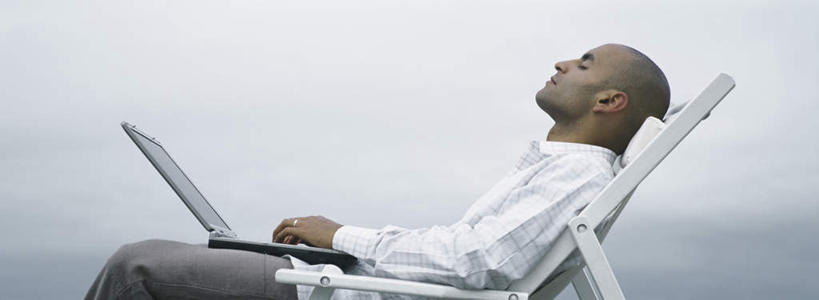 西方人,秃头,一个人,商务人士,商务男性,躺,闭眼,摸,横图,室外,白天,侧面,衬衫,旅游,度假,电脑,笔记本电脑,椅子,欧洲,欧洲人,仅一个男性,仅一个人,抚摸,敲打,阴影,套装,光线,网络,影子,躺椅,云,云朵,云彩,娱乐,输入,通讯设备,仅一个年轻男性,蓝色,白云,蓝天,天空,阳光,天,打字,靠,靠着,倚靠,享受,休闲,放松,点击,一台,敲击,沙滩椅,无线,倚着,通信设备,商务装,无线网络,无线上网,便携式电脑,工薪阶层,卧着,按键,手提电脑,男人,男性,年轻男性,白种人,光头,无发,白领,上班族,闭眼睛,闭着眼,闭着眼睛,触摸,接触,躺着,卧,半身,彩图,衬衣