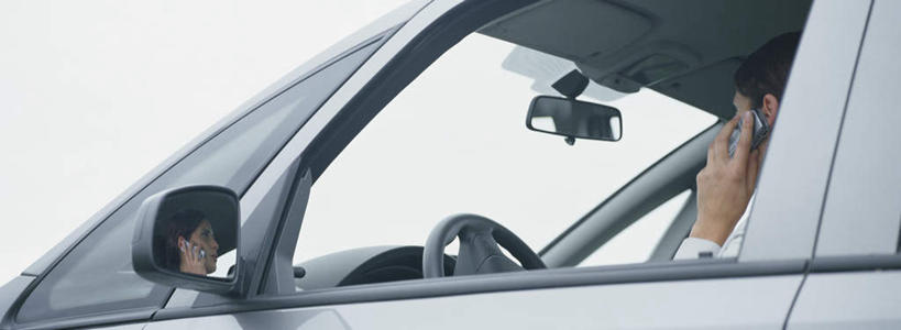 西方人,一个人,伙伴,朋友,商务人士,商务女性,坐,举,笑,打电话,微笑,横图,室外,白天,侧面,旅游,度假,友谊,窗户,汽车,电话,手机,椅子,欧洲,欧洲人,仅一个年轻女性,仅一个女性,仅一个人,一辆,握,阴影,套装,光线,影子,云,云朵,拿,听,云彩,拿着,娱乐,通讯设备,玻璃窗,车,一个,蓝色,白云,蓝天,天空,阳光,方向盘,交通工具,轿车,天,靠,靠着,托,倚靠,享受,休闲,放松,握着,单个,倚着,商务装,工薪阶层,交流,友情,年轻女性,女人,女性,白种人,白领,上班族,沟通,举起,举手,举着,通话,向上举,向上伸,向上托,坐着,半身,彩图