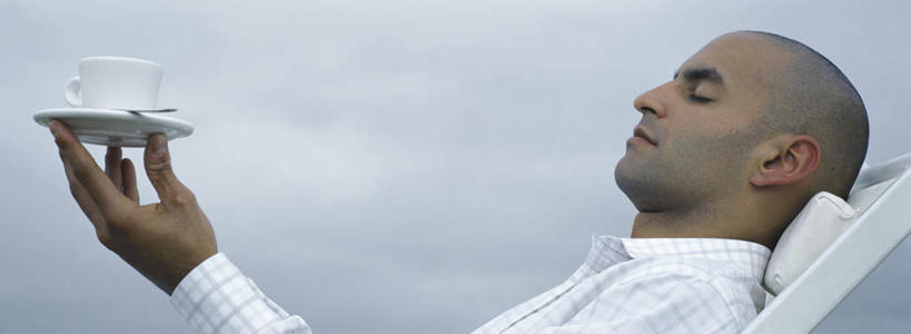 西方人,秃头,一个人,商务人士,商务男性,躺,举,闭眼,横图,室外,白天,侧面,衬衫,旅游,度假,杯子,餐具,椅子,欧洲,欧洲人,仅一个男性,仅一个人,握,阴影,套装,光线,瓷器,碟子,盘,影子,躺椅,云,云朵,咖啡杯,陶瓷制品,拿,云彩,拿着,娱乐,仅一个年轻男性,蓝色,白云,蓝天,天空,阳光,盘子,碟,天,靠,靠着,托,倚靠,享受,休闲,放松,握着,沙滩椅,倚着,瓷杯,商务装,工薪阶层,卧着,男人,男性,年轻男性,白种人,光头,无发,白领,上班族,闭眼睛,闭着眼,闭着眼睛,举起,举手,举着,躺着,卧,向上举,向上伸,向上托,半身,彩图,衬衣